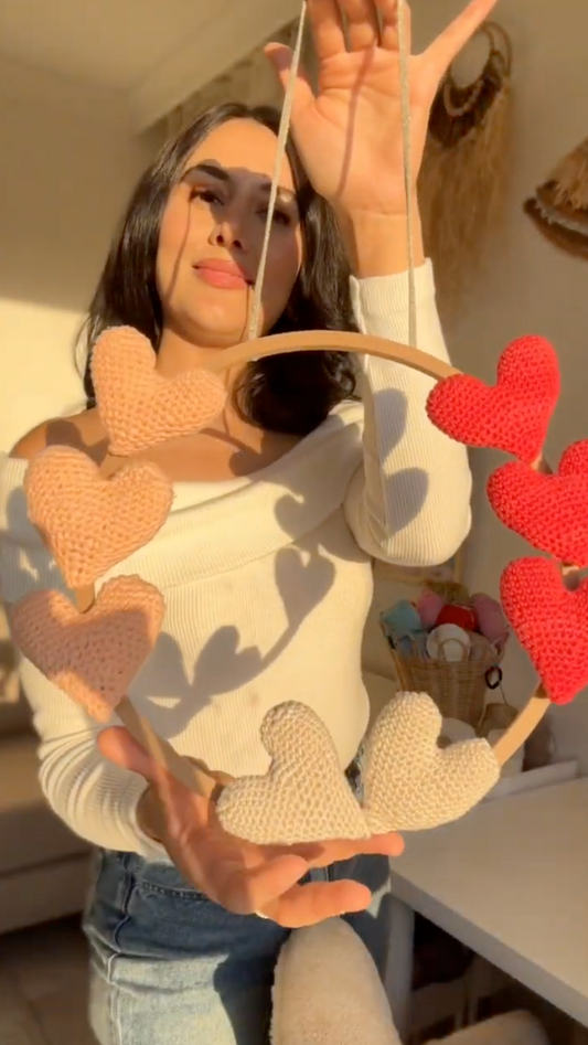 Adım Adım Kılavuz: Güzel Bir Kapı Dekorasyonu İçin Minik Kalpler Nasıl Örülür?