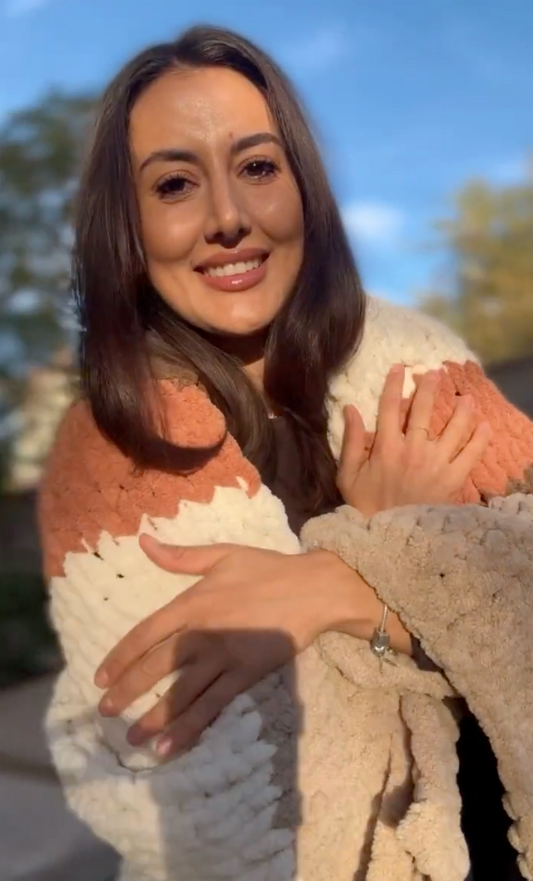 Süper Rahat Kalın Bir Battaniye Nasıl Parmakla Örülür – İğne Yok, Tığ Yok, Yeni Başlayanlar İçin Uygun!