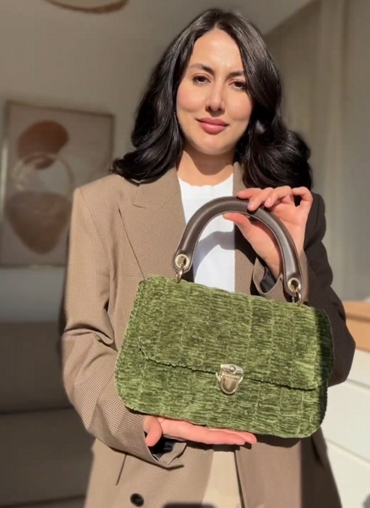 Sensy’nin Haki Kadife İpliği ve Siyah Çanta Sapı ile Şık Bir Kadife Çanta Nasıl Yapılır?
